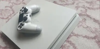 PS4 slim 500gb s hrami