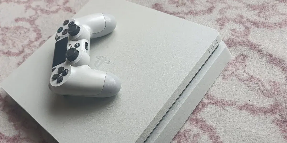 PS4 slim 500gb s hrami