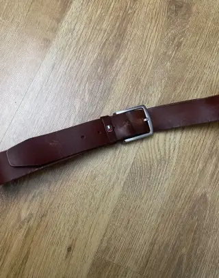 Tommy Hilfiger koženy opasok