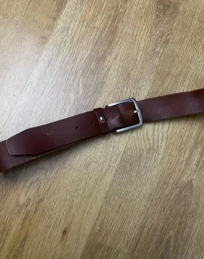 Tommy Hilfiger koženy opasok