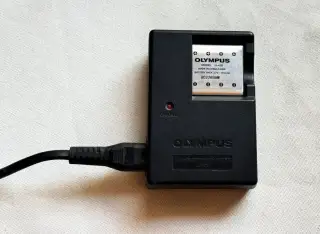 Nabijačka Olympus LI-40C.