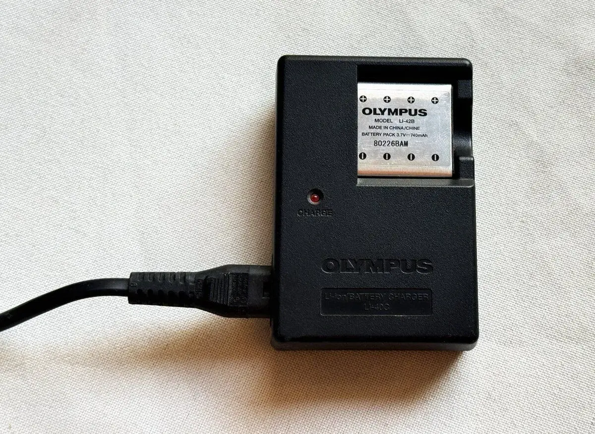 Nabijačka Olympus LI-40C.