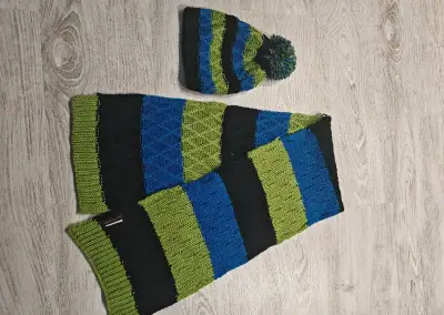 Chlapčenská čiapka so šálom