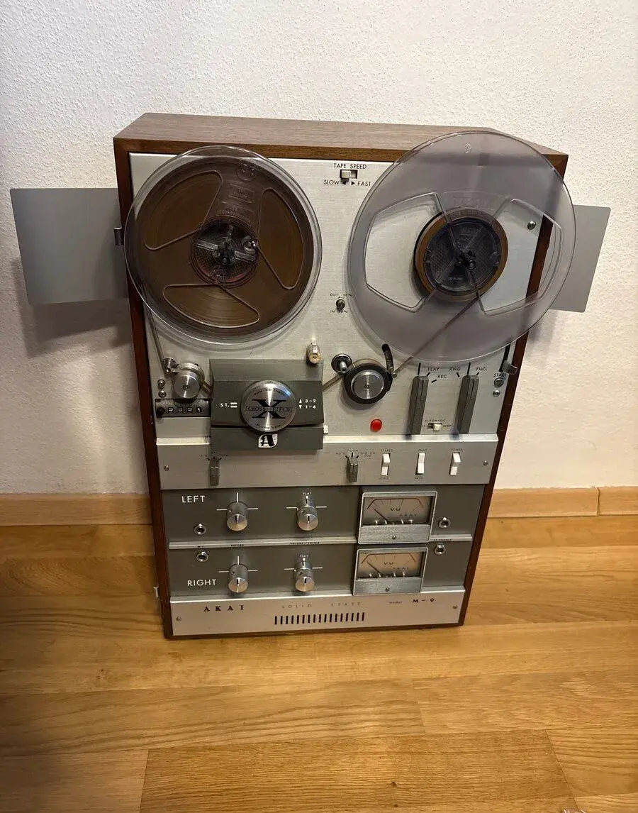 Akai M9
