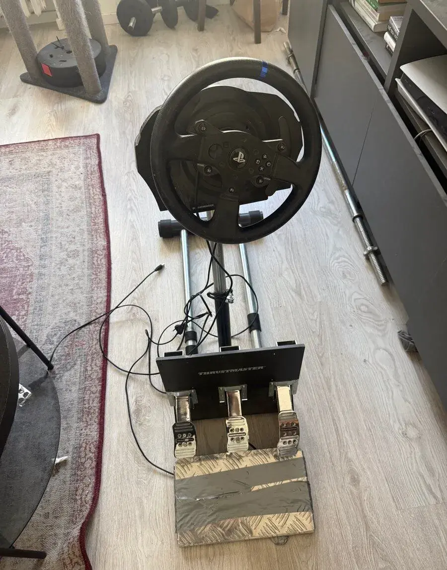 Thrustmaster volant kovové pedále
