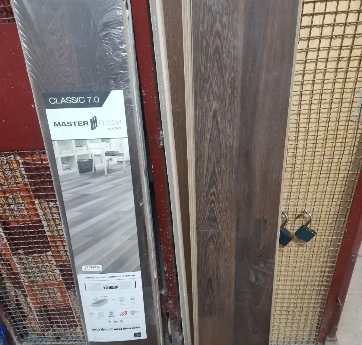 Tmavohnedú laminátovú plávajúcu podlahu KAINDL Classi