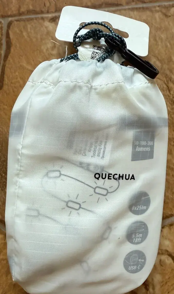 Quechua Nabíjateľná kempingová girlanda USB C 200 lúmenov