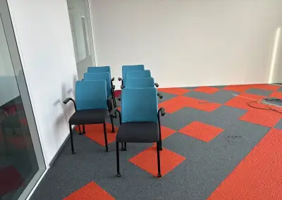 Moderné kancelárske / konferenčné stoličky s podrúčkami