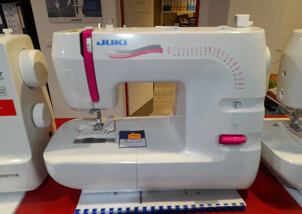 Domáci šijací stroj Juki HZL-353