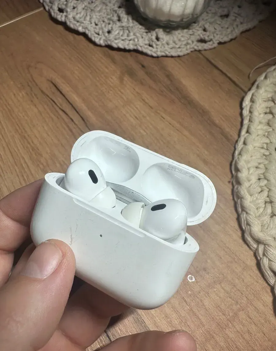 AirPods Pro 2 (2022) – Lightning + MagSafe