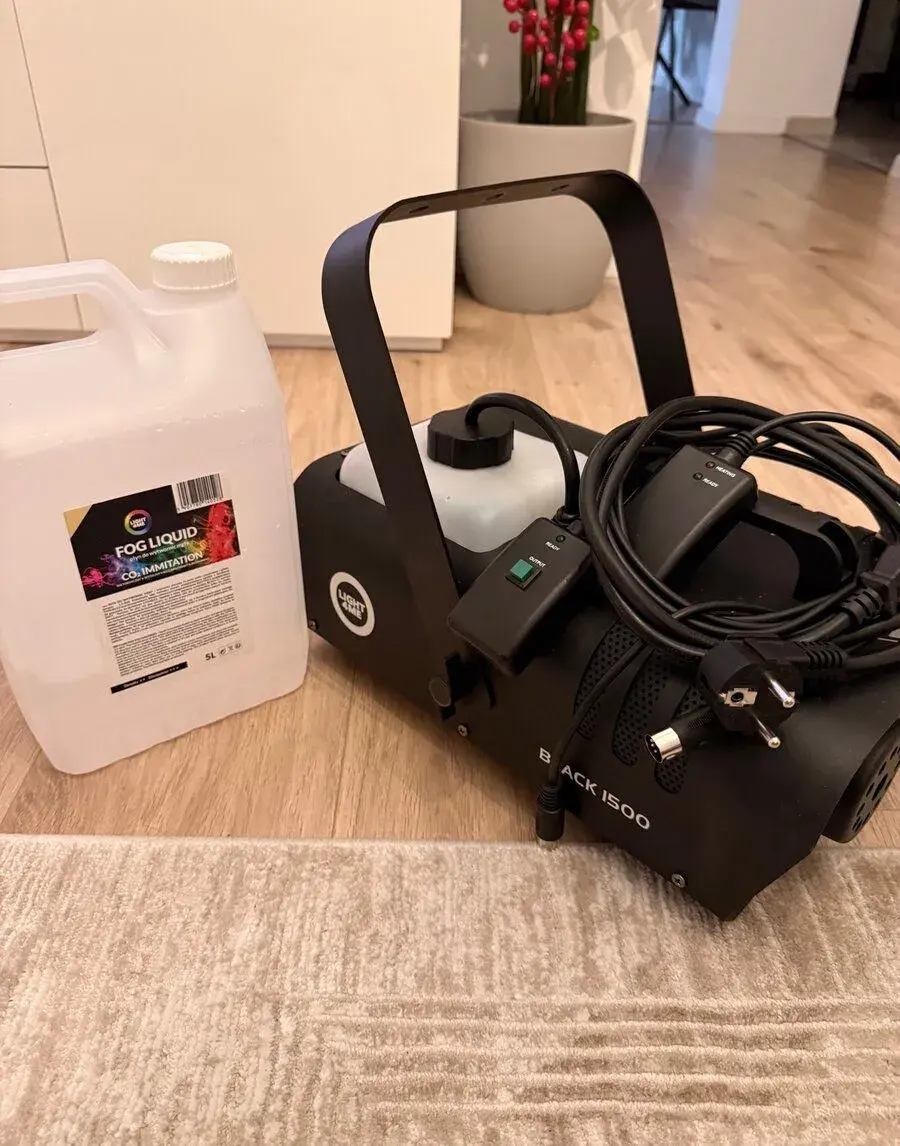 Dymostroj / výrobník hmly Light 4Me Black 1500 + kvapalina
