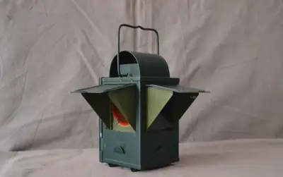 Vojenská železničná signalizačná lampa