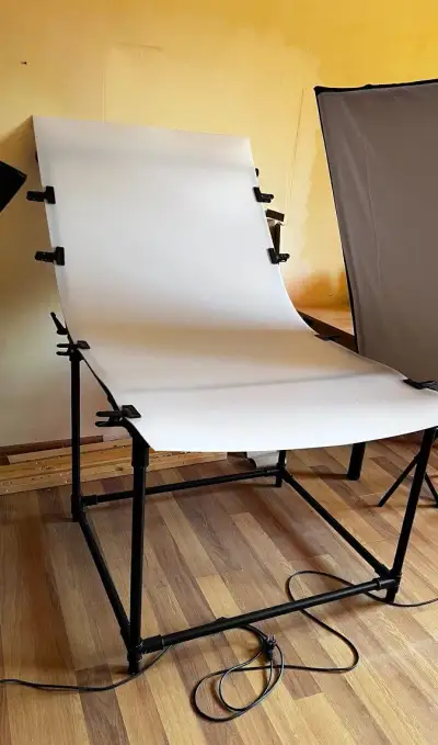 Štúdiový foto stôl na produktovú fotografiu.