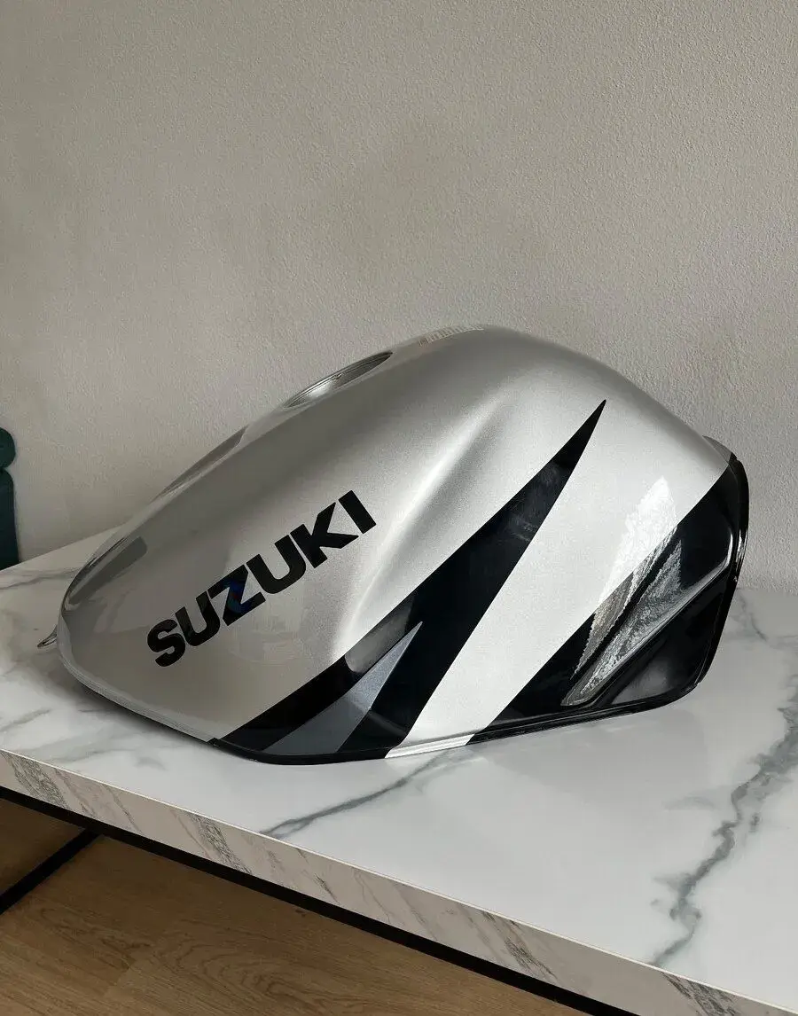 Suzuki GSX-R 1000/750/600 K1/K2 originál nádrž - stav