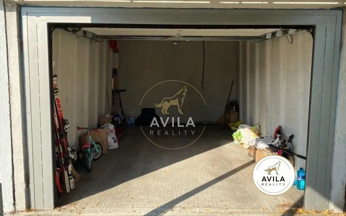 AVILA NA PREDAJ: praktická garáž 18m2 s prístreškom pre auto