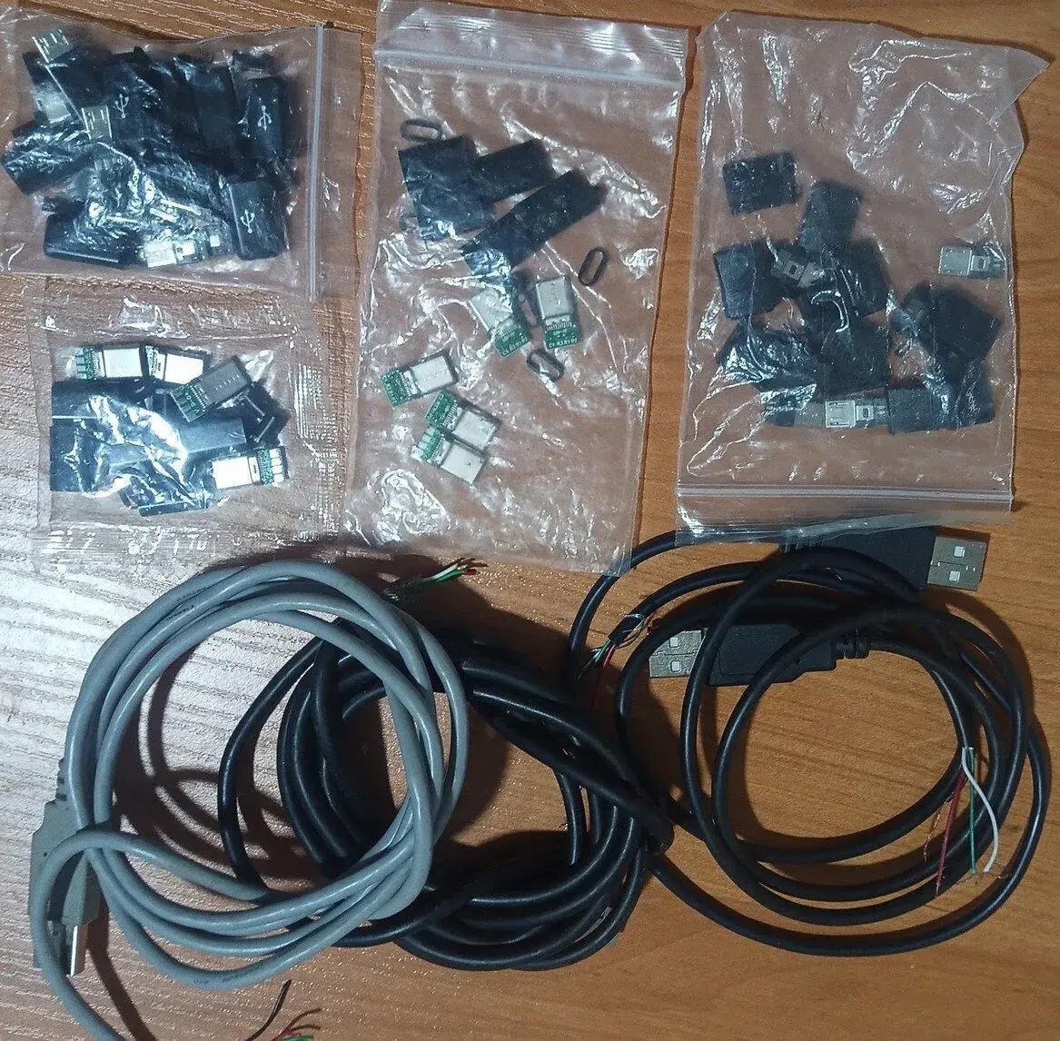 USB-C a micro USB konektory + káble