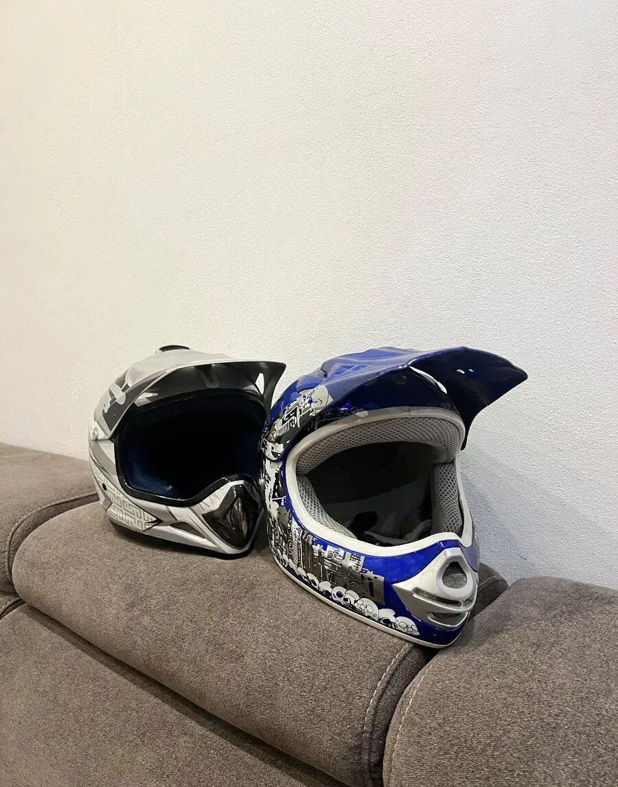 2 motokrosové prilby – XL a L