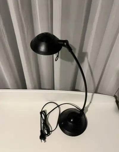 Čierna lampa na stôl