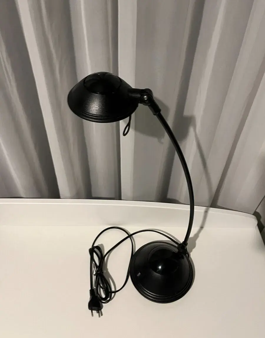Čierna lampa na stôl
