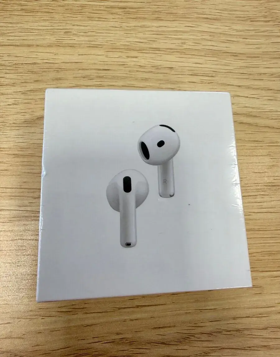Apple AirPods 4 s aktívnym potlačením hluku