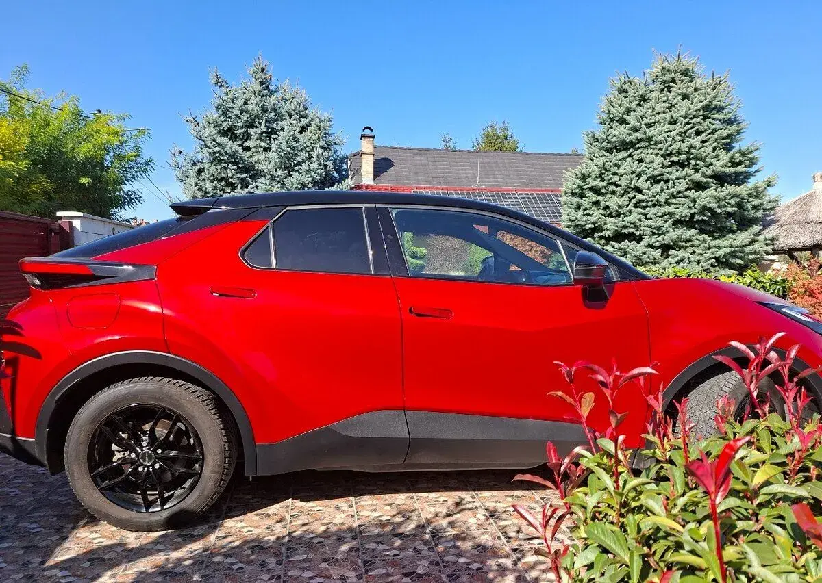 1-ročnú Toyotu CHR Plug-in hybrid executive