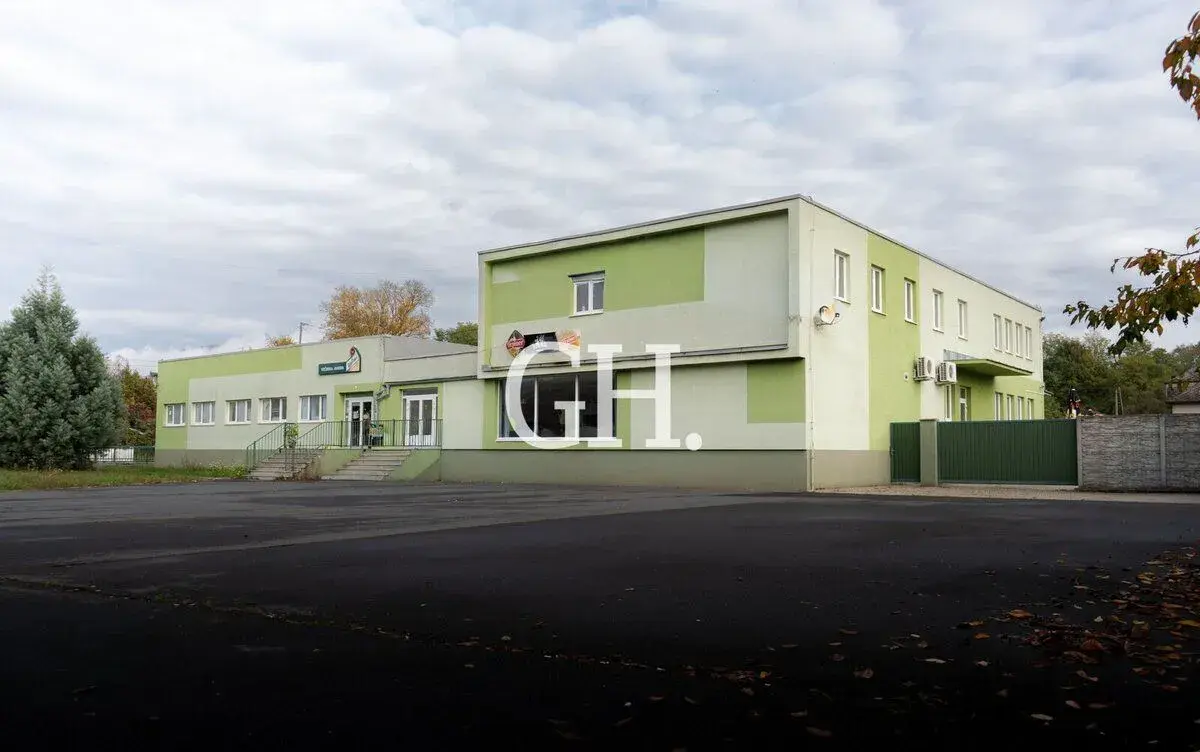 Obchodný priestor s veľkým pozemkom a bowlingom na predaj –
