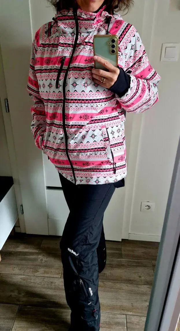 Nadherna stylova lyziarska suprava zn.Wedze v.S/M super stav