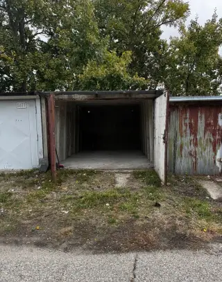Garáž 18 m² s elektrikou, Agátová – Dúbravka, BEZ PROVÍZIE