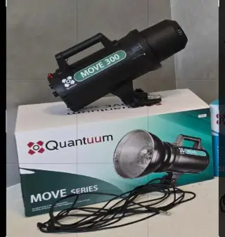 Štúdiový záblesk Quantuum (Quadralite) Move 300