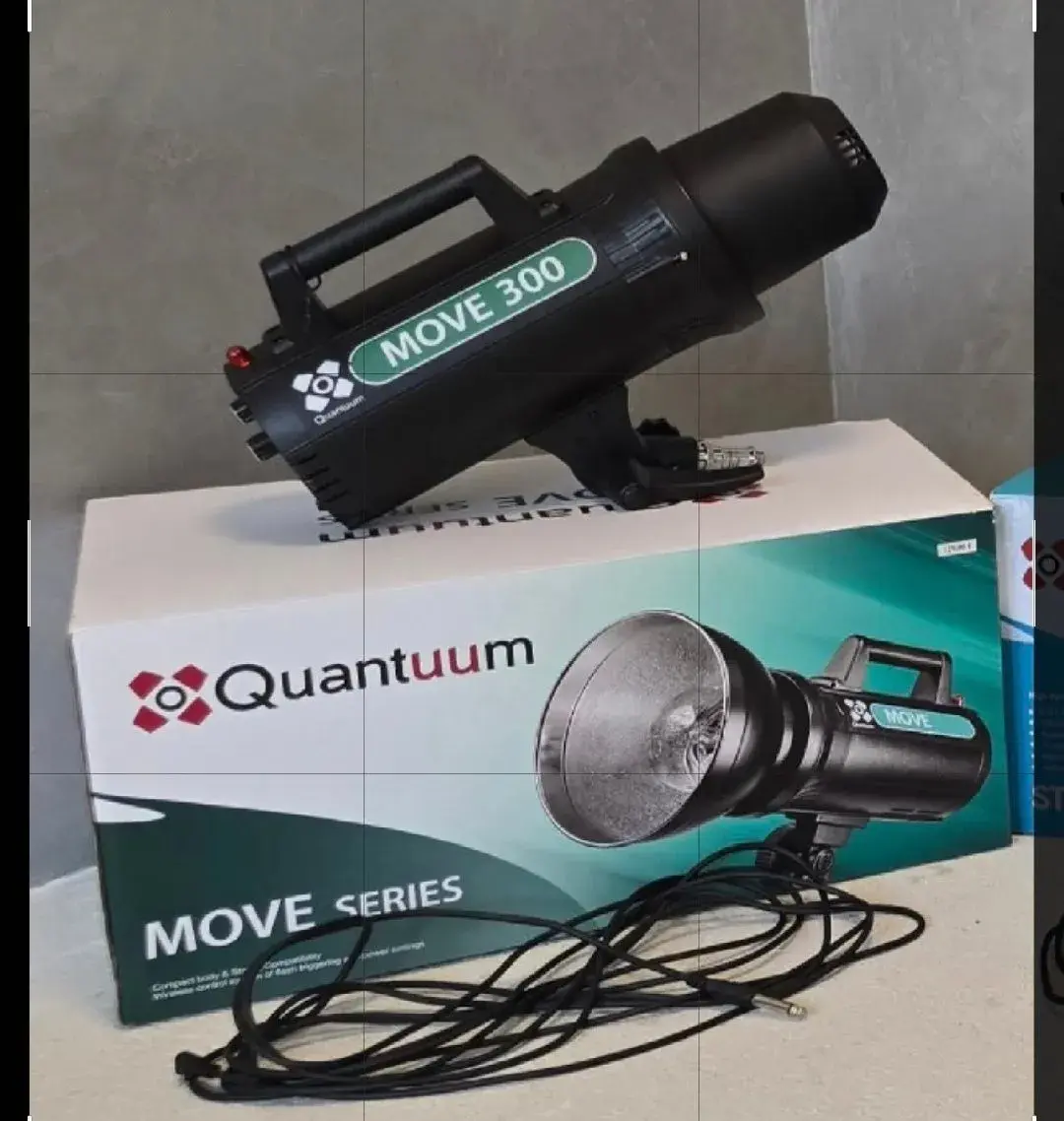 Štúdiový záblesk Quantuum (Quadralite) Move 300