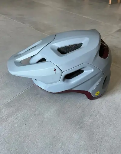 Prilba Specialized