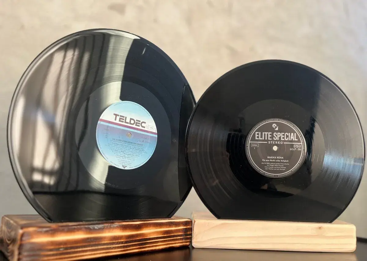 Vinylampa na dreve - stolná lampa so žiarovkou