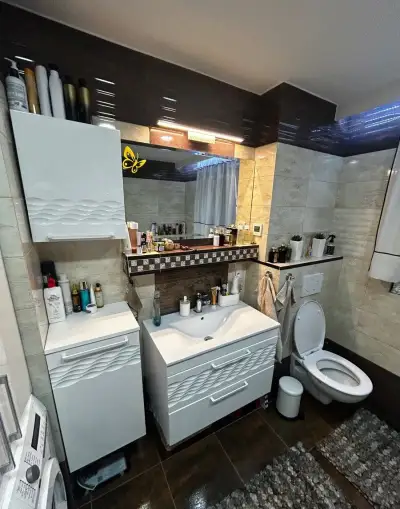 Kúpeľňový komplet: 3x skrinka, zrkadlo s LED ,batéria,WC