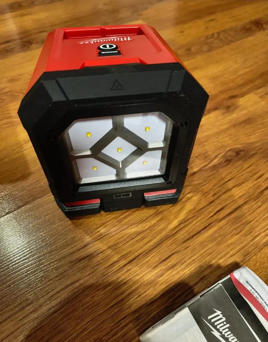 Priestorove svietidlo Milwaukee M18PAL