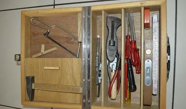 Dreveny box/skrinka na naradie aj s prislusenstvom