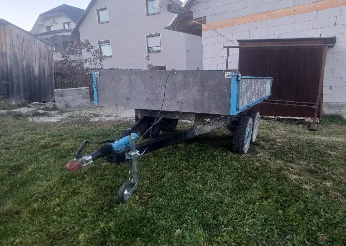 Výklopný vozik s kivnou dvoj napravou