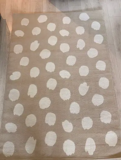 Koberec IKEA BOGENSE (133x195 cm) – béžový s bodkami