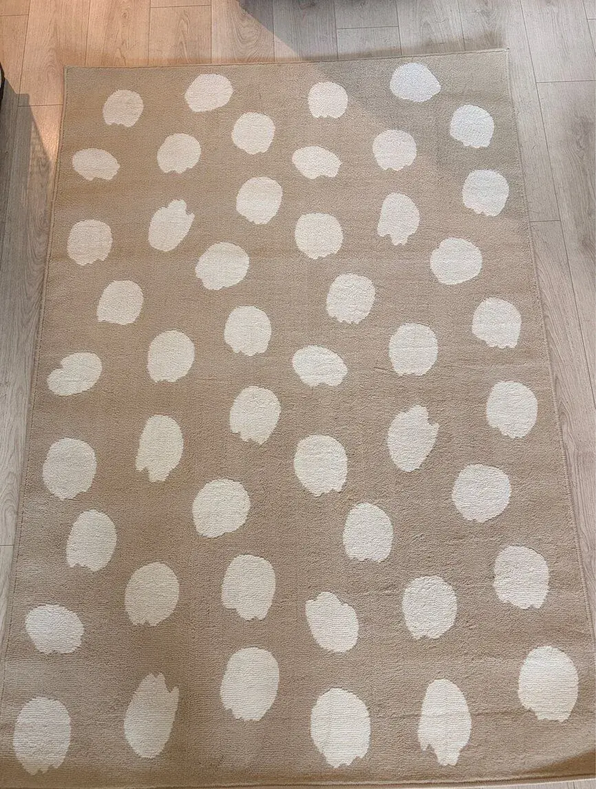 Koberec IKEA BOGENSE (133x195 cm) – béžový s bodkami