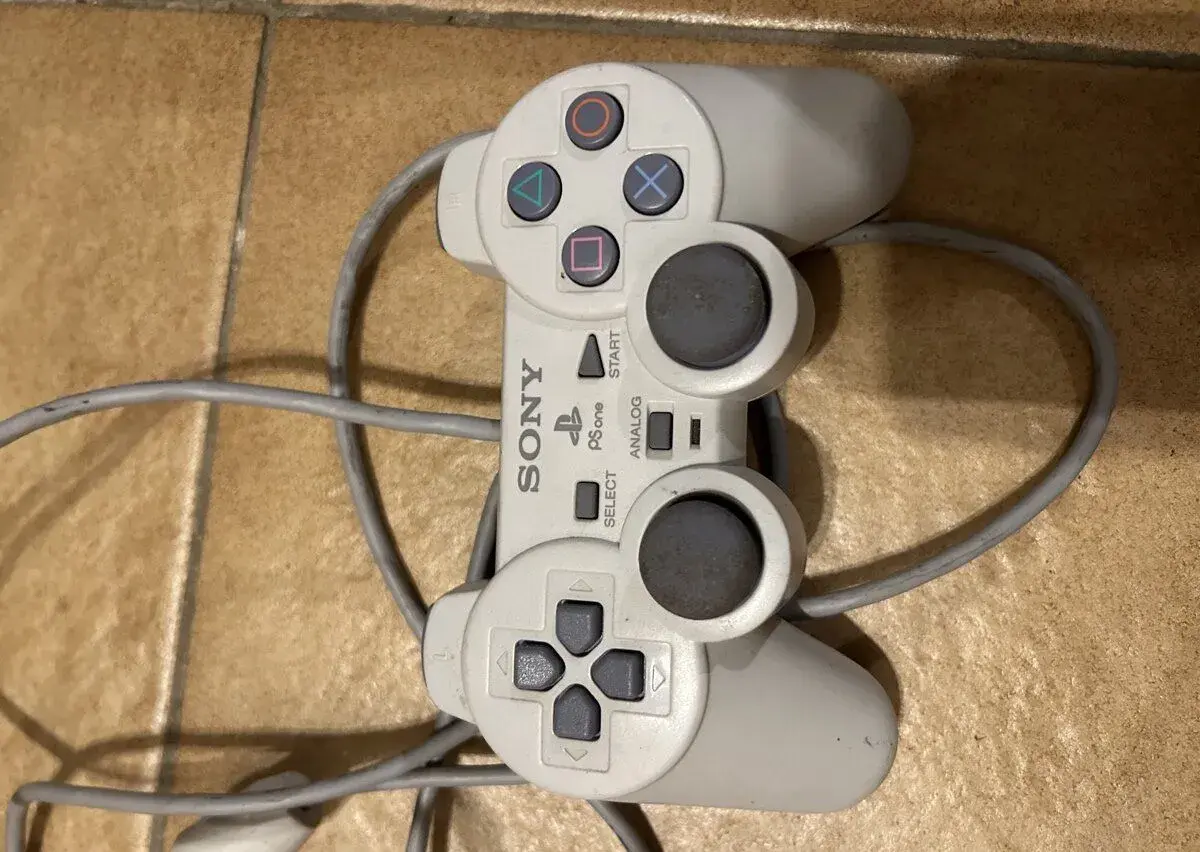 retro playstaytion joystick