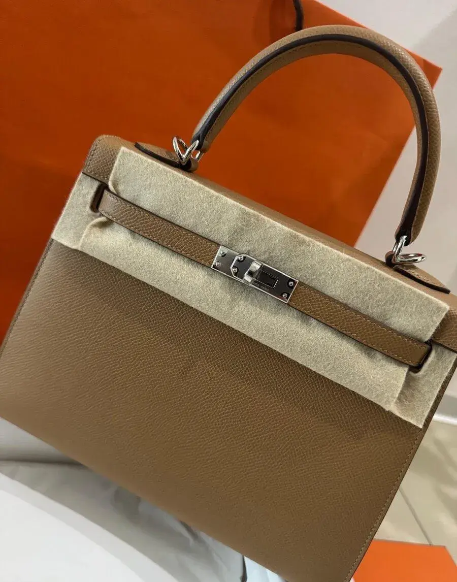 Novú kabelku Hermès Kelly 25