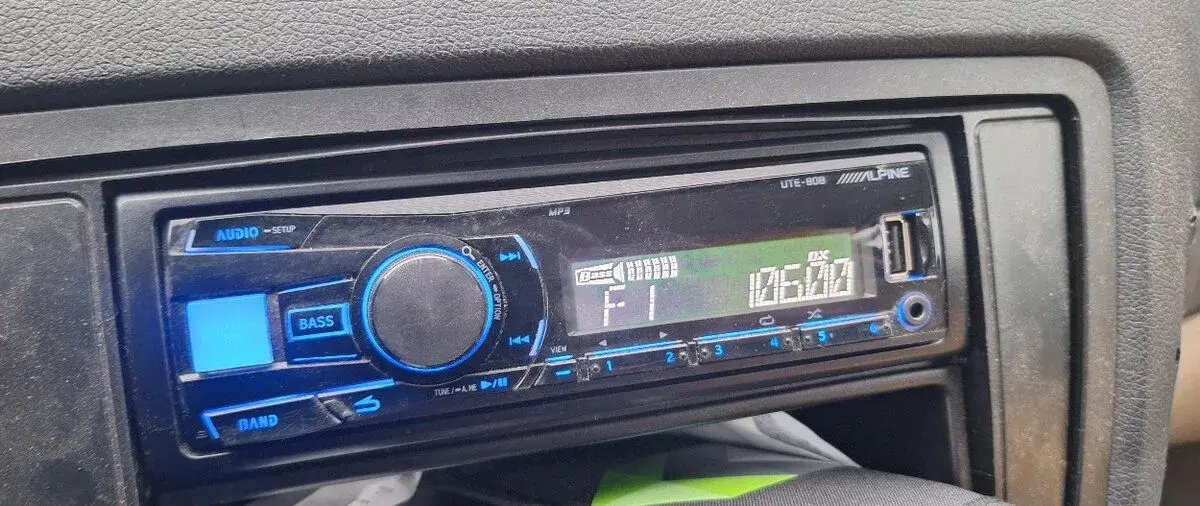 Autoradio Alpine ute-808
