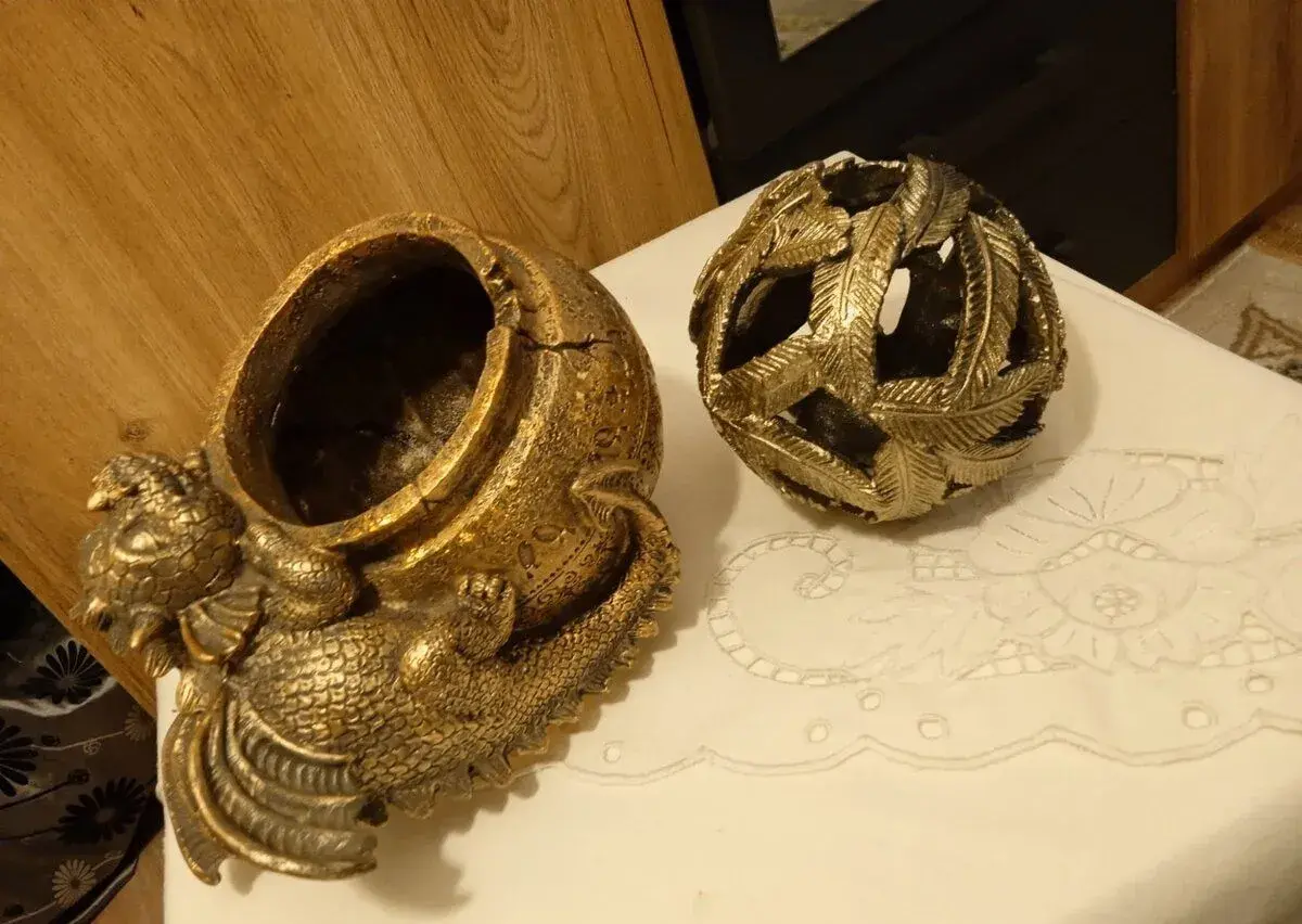 Soška draka s dekoráciami