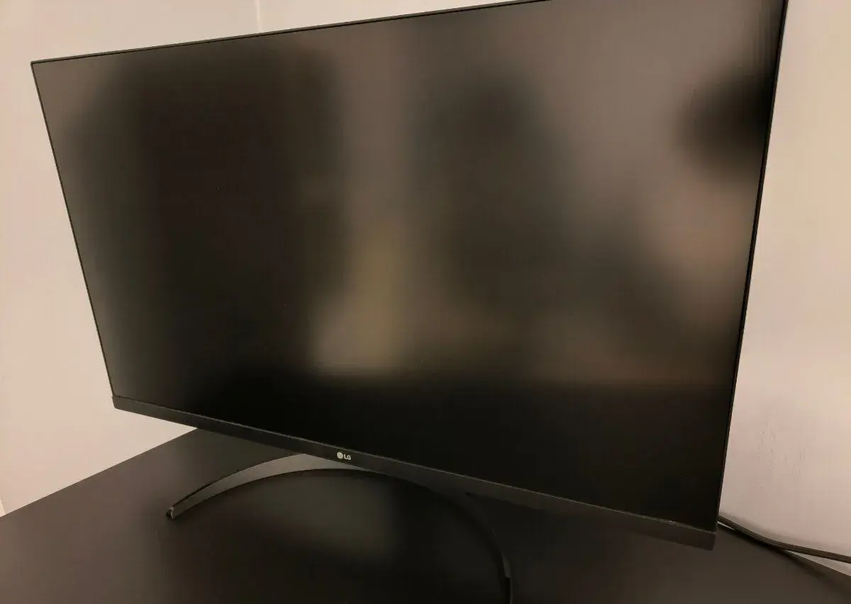 LG 32UR550K-B – 32" 4K UHD monitor, 100 % stav