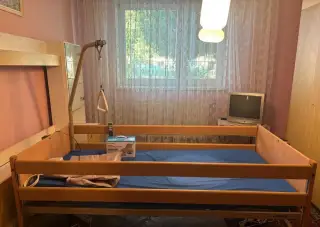 Polohovatelna postel