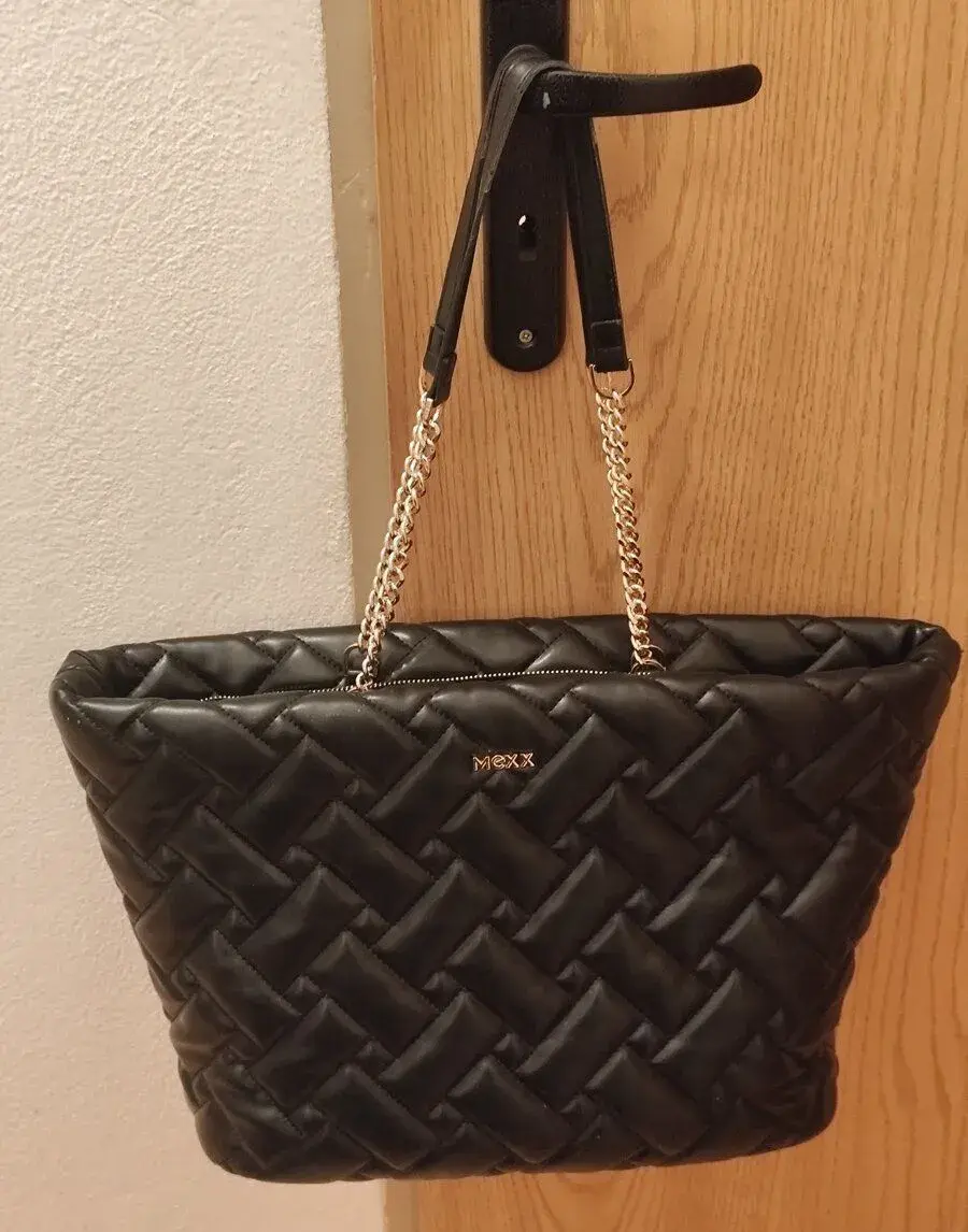 Štýlová čierna elegantná prešívaná kabelka Mexx