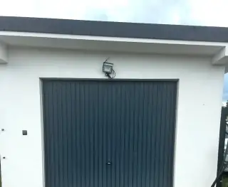 Výklopná garážová brána antracit s elektrickým pohonom