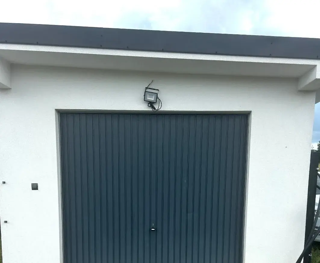Výklopná garážová brána antracit s elektrickým pohonom