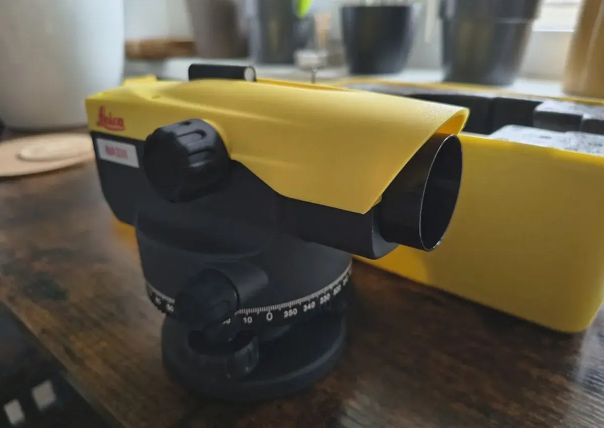 Nivelačný prístroj Leica NA 324 (statív + lata)