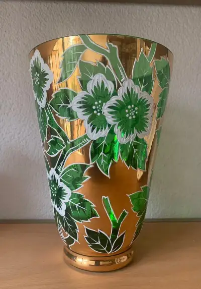 Váza so zlatením a ručne zdobenými kvetmi.