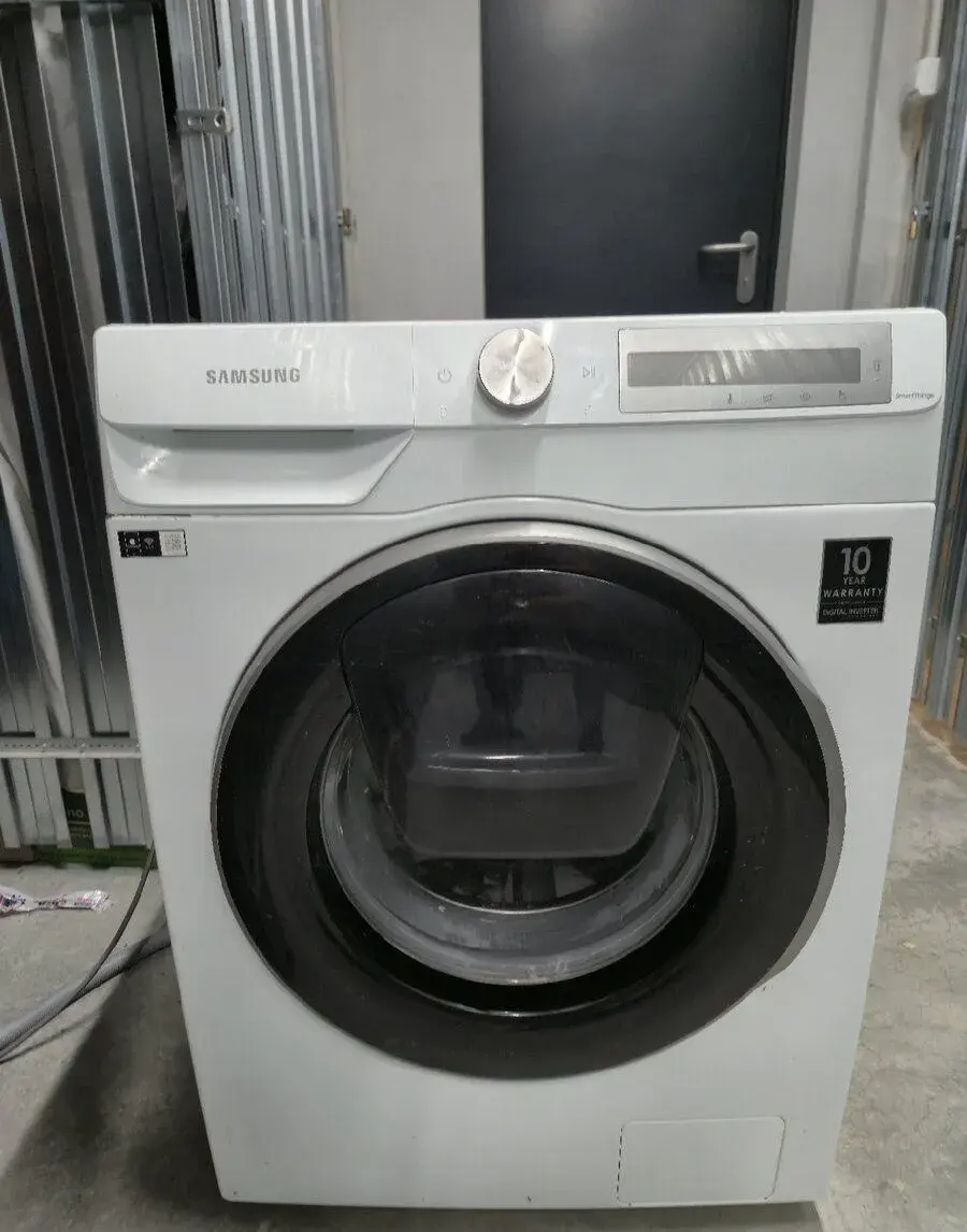 Spredu plnenú práčku Samsung (9 kg, AddWash, Wi-Fi)
